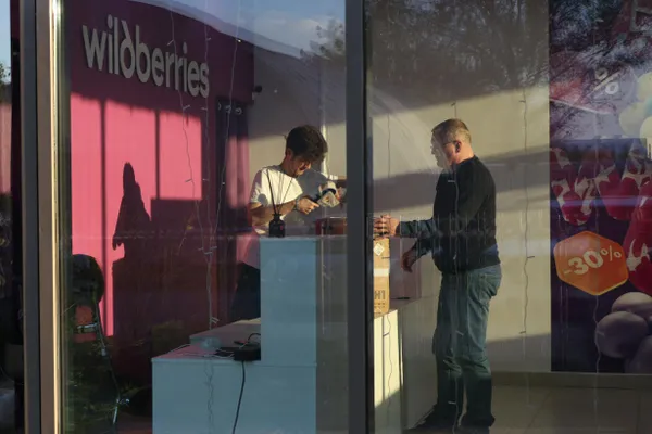 После атак украинских беспилотников по складам Wildberries российские издательства сокращают тиражи и корректируют планы выпуска новинок.