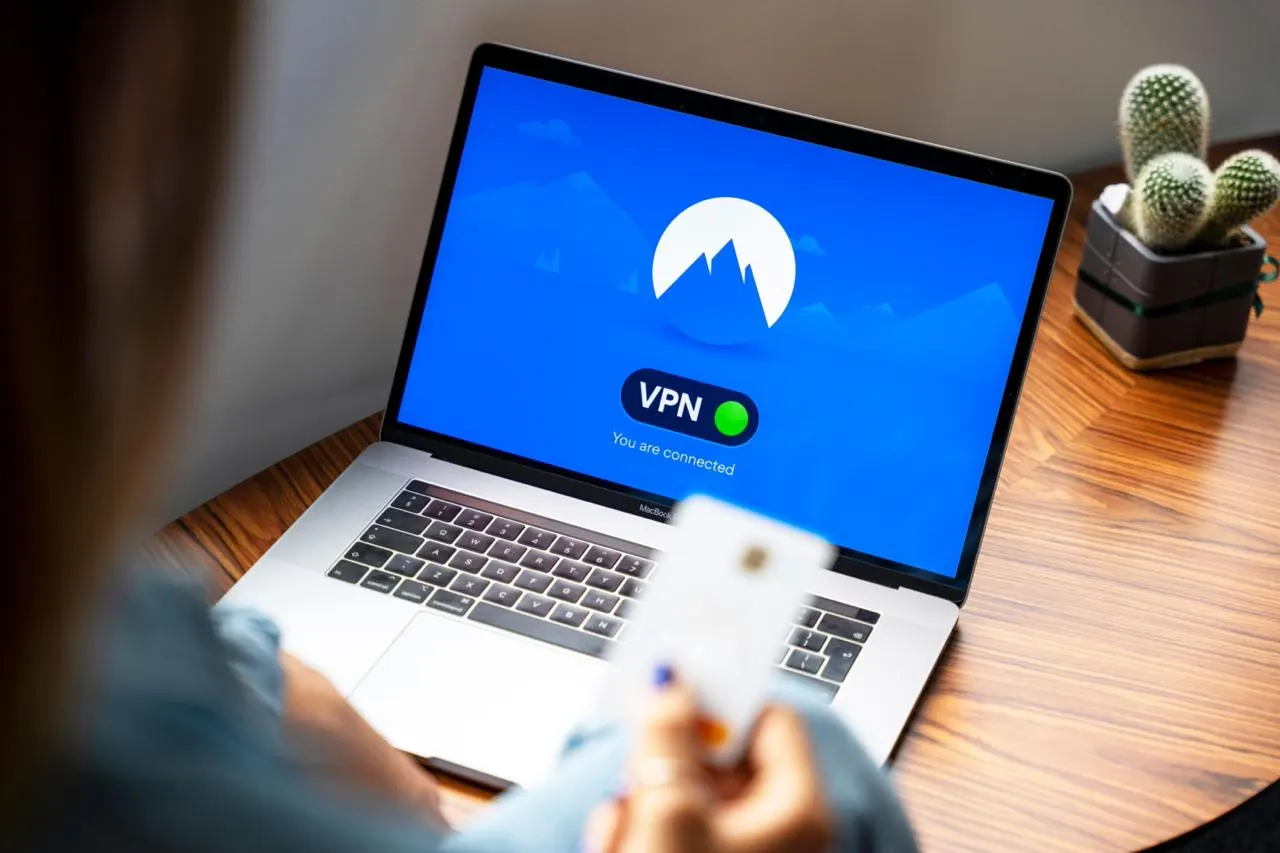 Минцифры предложило ввести постоянный мониторинг IP-адресов, включённых в перечень исключений, и усилить требования к хостинг-провайдерам; меры призваны предотвратить обход ограничений и разделяют клиентов по уровню идентификации.