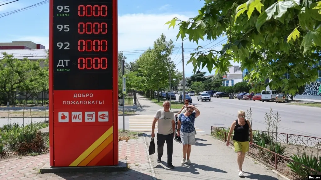 В Геленджике и соседних населённых пунктах исчез бензин; власти опубликовали список работающих заправок, а очереди достигают сотен машин.