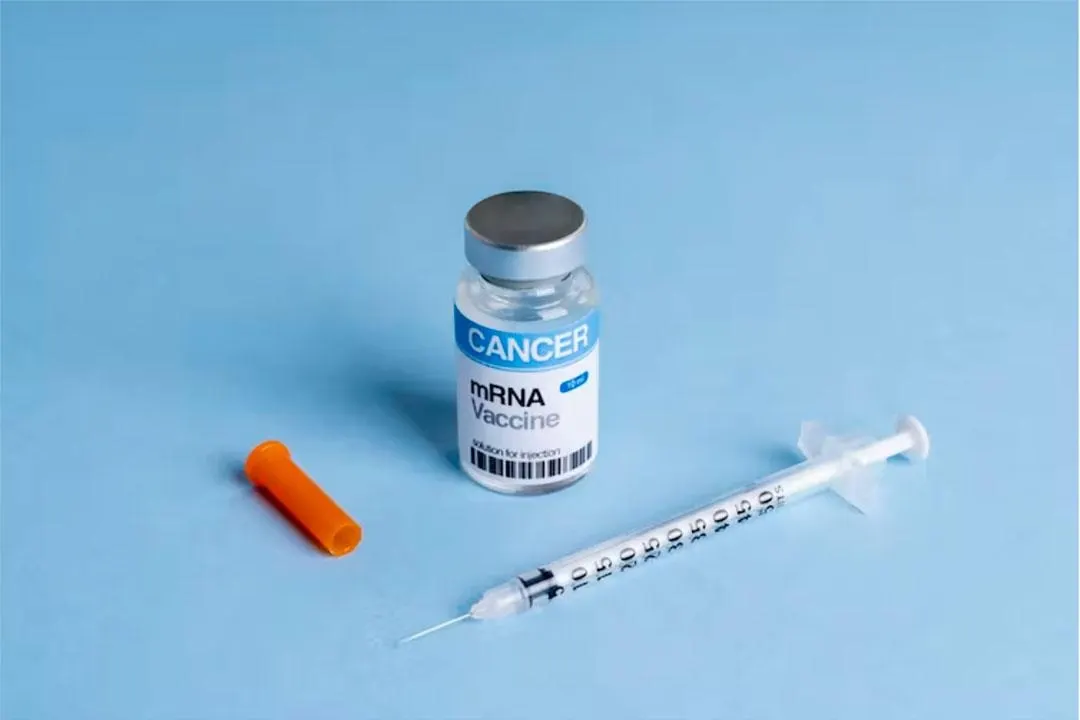Компании Moderna и Merck заявили об успешных результатах испытаний персонализированной мРНК‑вакцины против меланомы. Акции производителей взлетели, а в России персонализированная онкологическая вакцина включена в базовую программу бесплатной медпомощи.