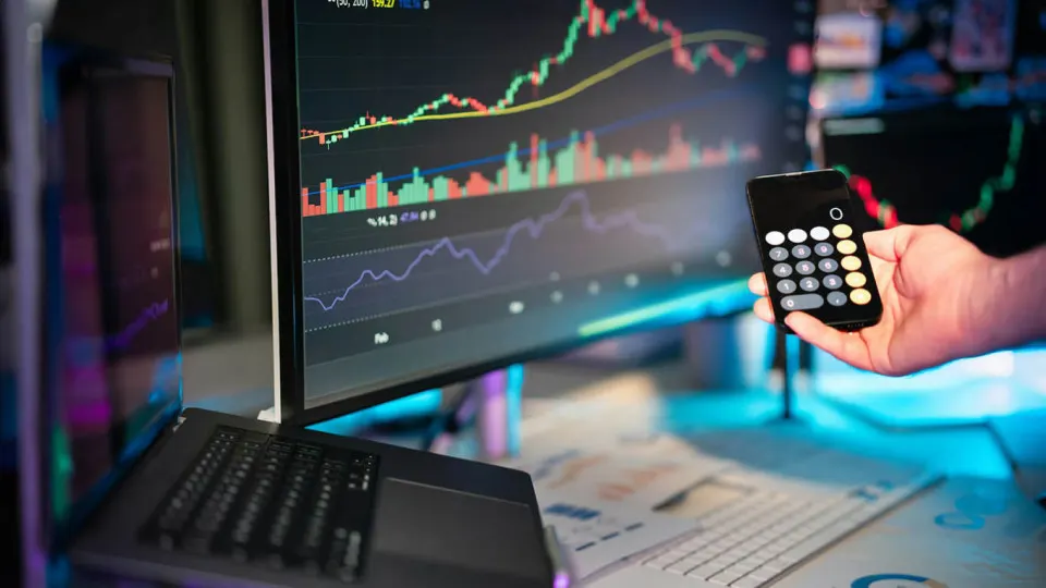 Глава ПСБ предупреждает о риске блокировки USDT, банк развивает отечественные цифровые инструменты на фоне санкций и киберрисков. Также освещаются блокировки кошельков Garantex и инциденты Grinex.