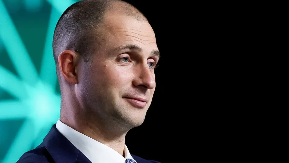 Крупная российская соцсеть VK продолжает работать в минус уже седьмой год подряд. В первой половине 2026 года компания зафиксировала чистый убыток в 3,8 млрд руб., выручка росла, но прибыль не достигнута; государственная поддержка и новые ограничения интернета формируют новую реальность.