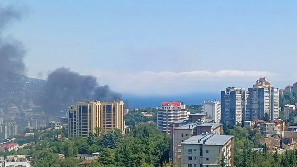 Украинские беспилотники атаковали побережье Ялты, вызвав пожар в районе набережной и введя меры безопасности для жителей.