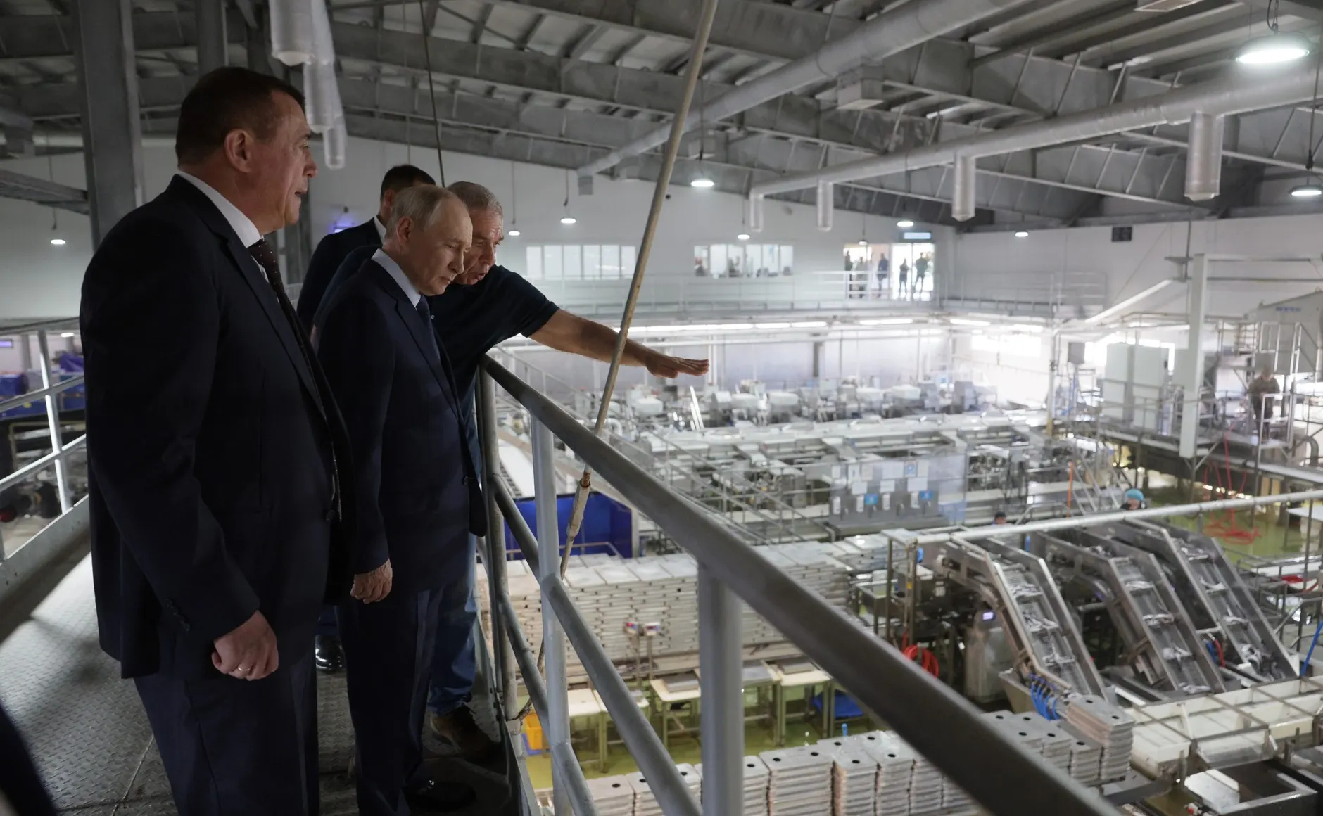 Владимир Путин совершил визит на спорные Курилы, что усилило напряжённость в отношениях Москвы и Токио; Япония и Москва обменялись заявлениями и обвинениями.