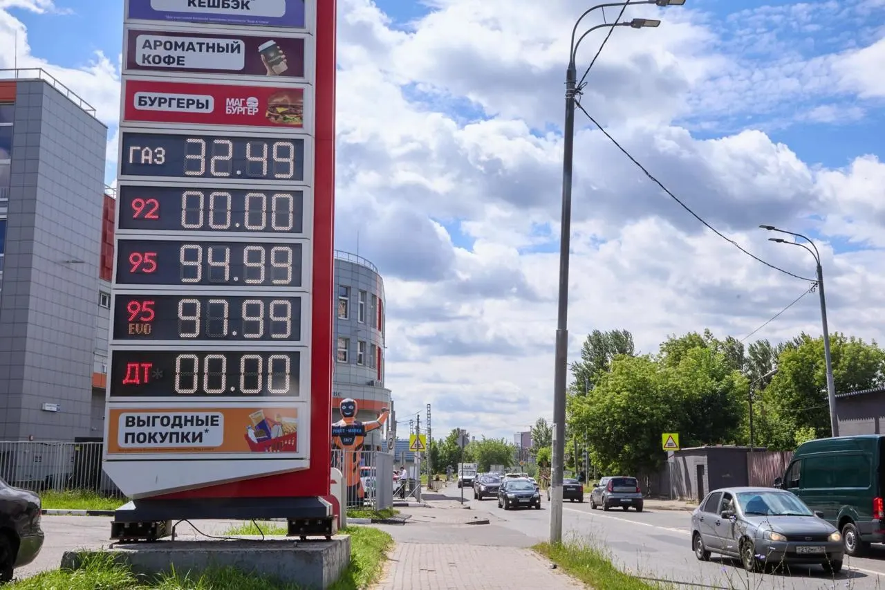 С начала топливного кризиса ФАС фиксирует дела и предупреждения против продавцов топлива по всей стране, особенно среди независимых АЗС.