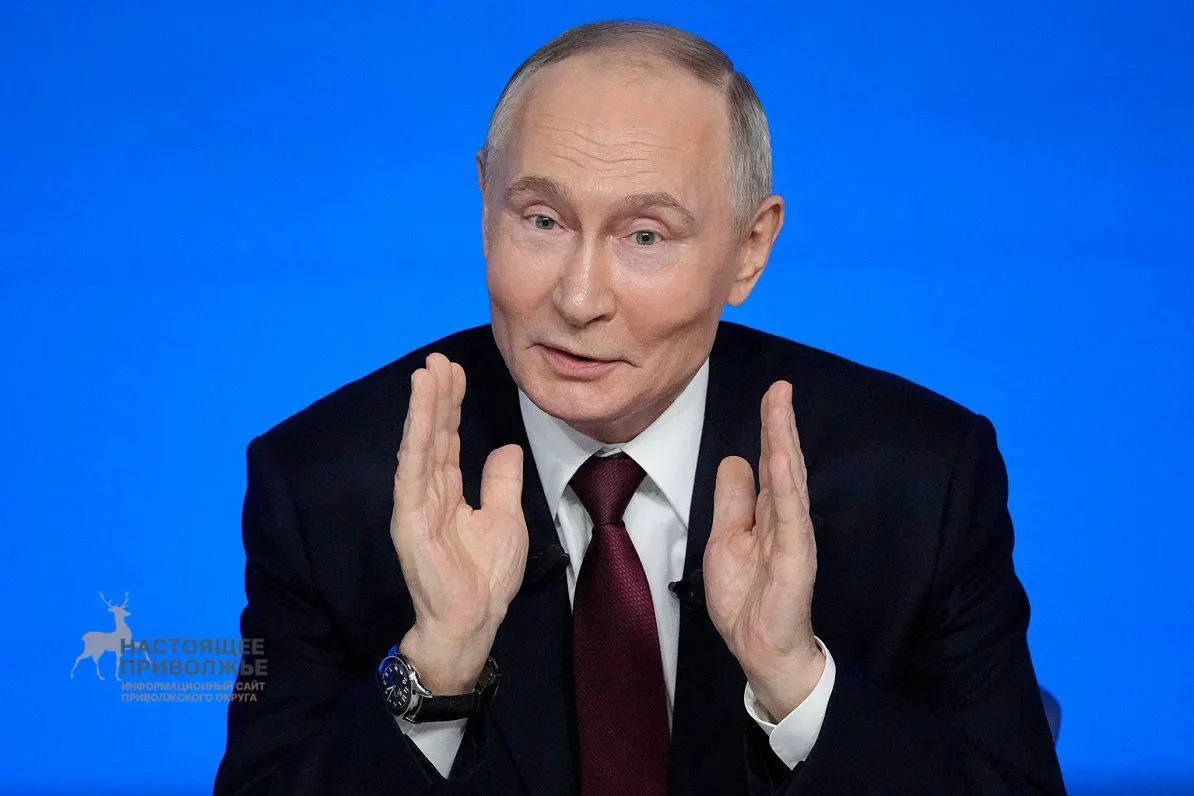 По данным ВЦИОМ, поддержка Владимира Путина снизилась на 2,1 процентного пункта за неделю кампании, а число критиков выросло на 2,2 п.п.