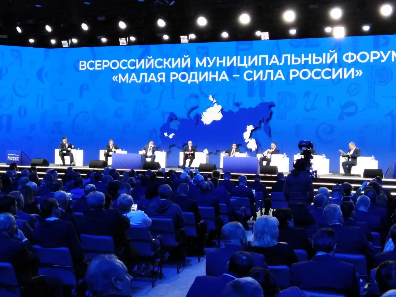 Указ устанавливает ежегодное проведение муниципального форума и церемонии награждения, определяя организационные рамки, цели и ответственных.