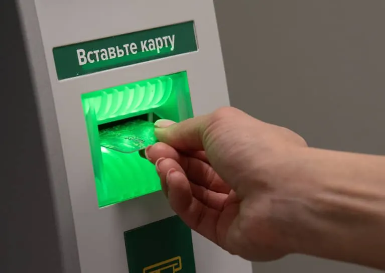 Новые поправки вводят основание для блокировки счетов: частичное совпадение ФИО и даты рождения может привести к приостановке операций на пять рабочих дней.
