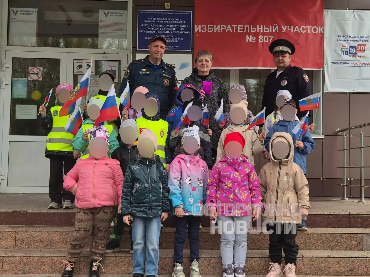Сообщения из регионов говорят о том, что детские сады организуют визиты на участки и проводят связанные с голосованием мероприятия, порой в игровых форматах.