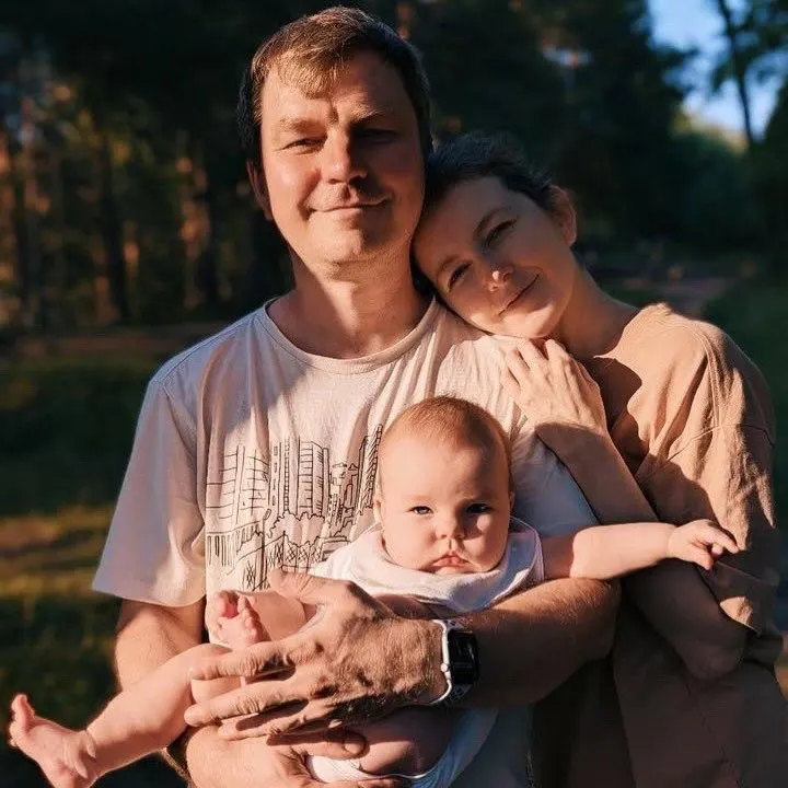Жена радиоведущего Александра Лунева запустила сбор средств для семьи; она в отпуске по уходу за семимесячным ребенком, а пособие идёт на содержание мужа в СИЗО.