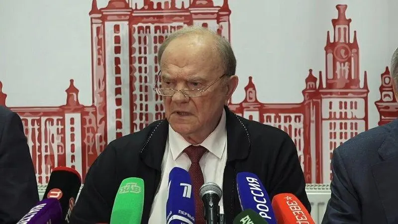 Лидер КПРФ Геннадий Зюганов призвал сменить экономический курс России, заявив, что без изменений страна окажется в отставании в экономике и технологиях; он указал на рост тарифов ЖКХ, демографические проблемы и нехватку пенсий.