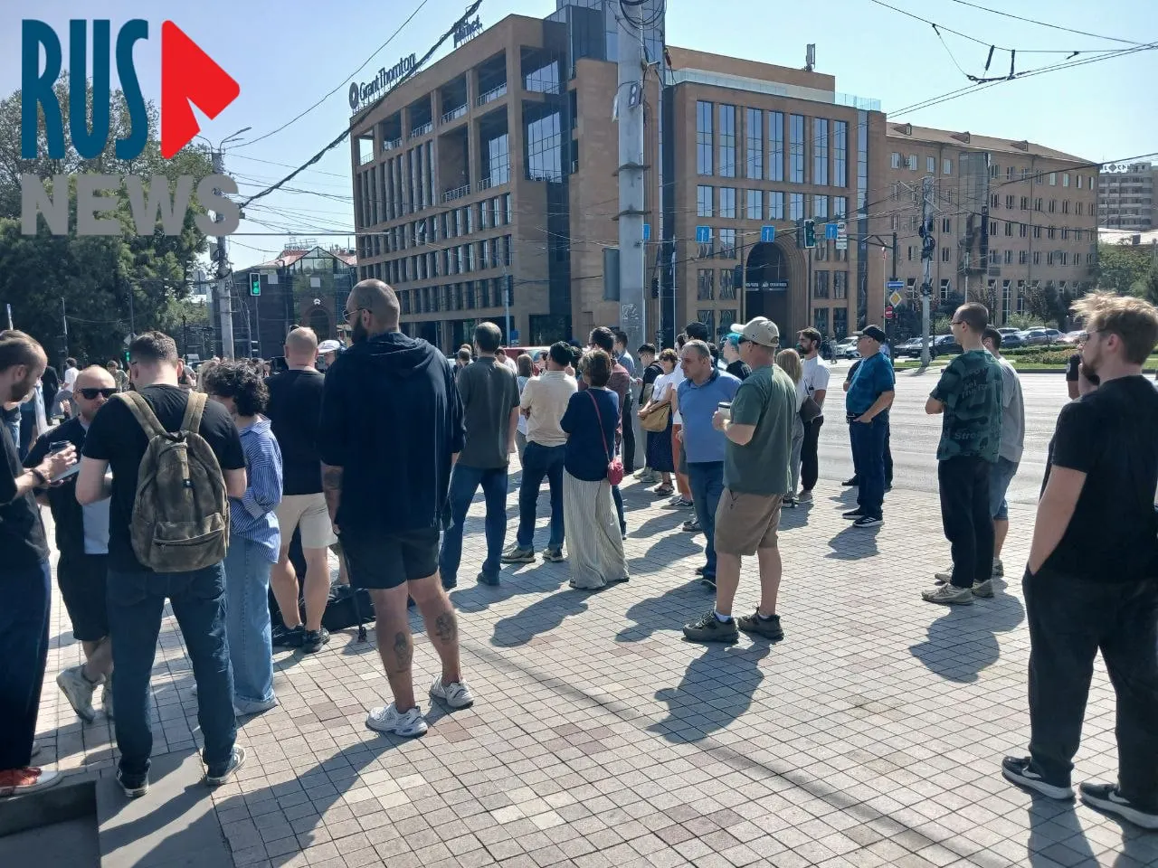 У посольства России в Ереване к полудню образовалась крупная очередь на голосование; среди пришедших — туристы, представители пацифистских инициатив и правозащитники; напротив здания посольства проходит митинг около ста участников.