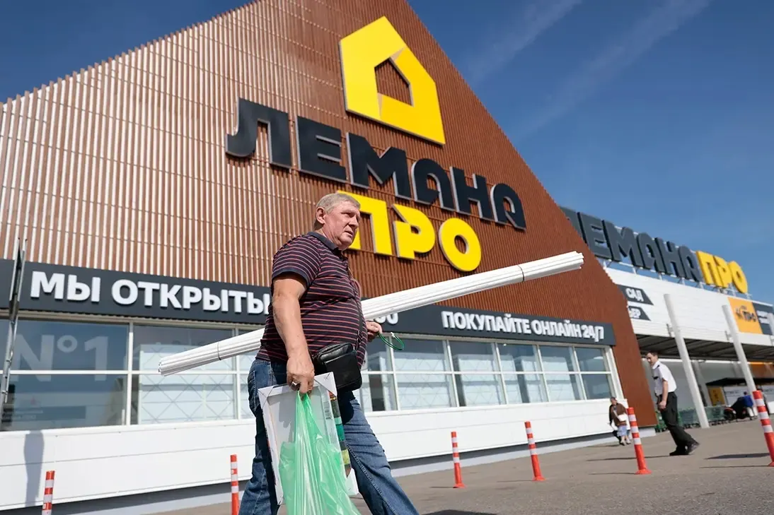 Назначение Дениса Исаева во французскую сеть Ле Монлид и последующее госрегулирование ряда активов в российских структурах, включая переданные предприятия и судебные решения.