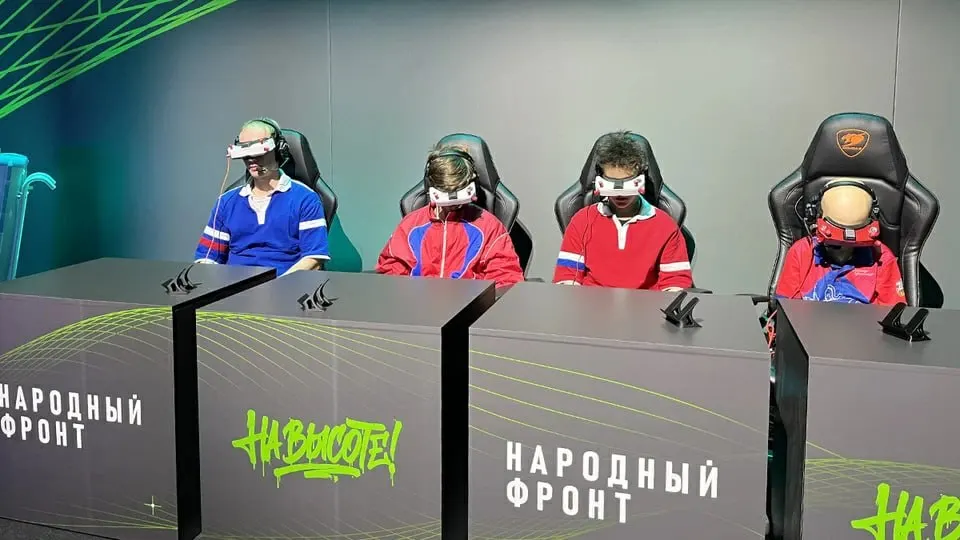 В пилотном формате запускаются дрон‑классы: школьники и студенты будут обучаться управлению FPV‑дронами, программированию и ремонту, чтобы подготовить кадры для страны.
