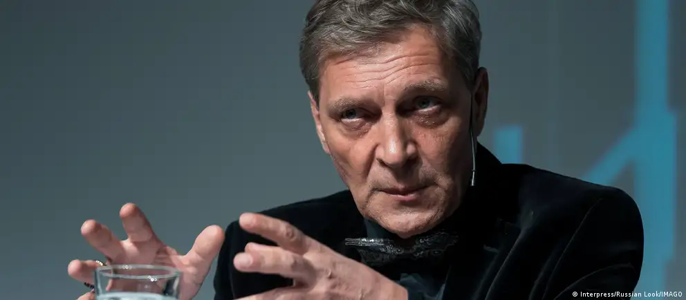Власти включили журналиста Александра Невзорова в перечень экстремистов; он покинул Россию в 2022 году и получил гражданство Украины, против него продолжаются уголовные дела.
