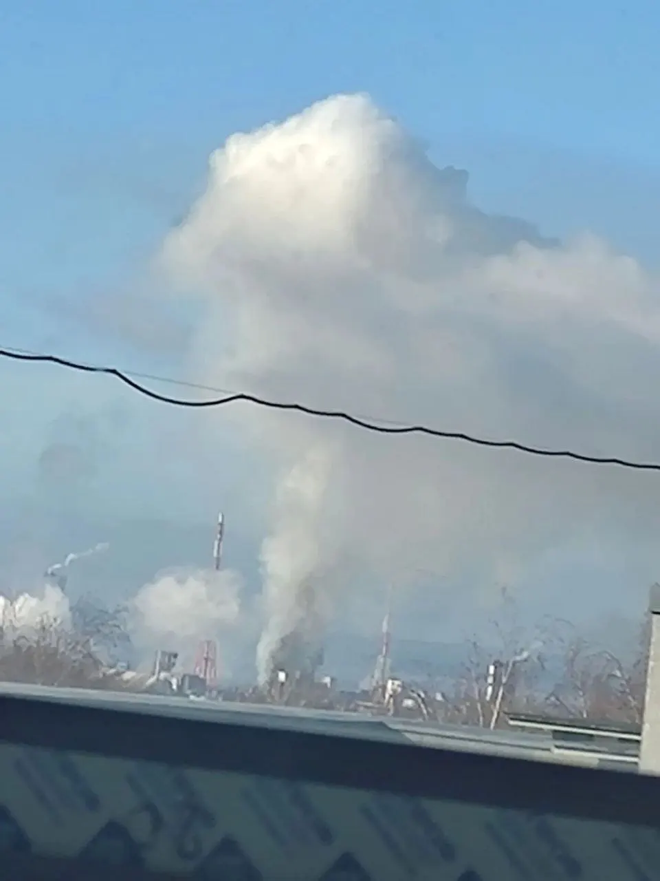 Ночью и утром 23 октября над Нижегородской областью произошли атаки беспилотников: три человека госпитализированы, повреждены дома и инфраструктура; школы переведены на дистанционное обучение.