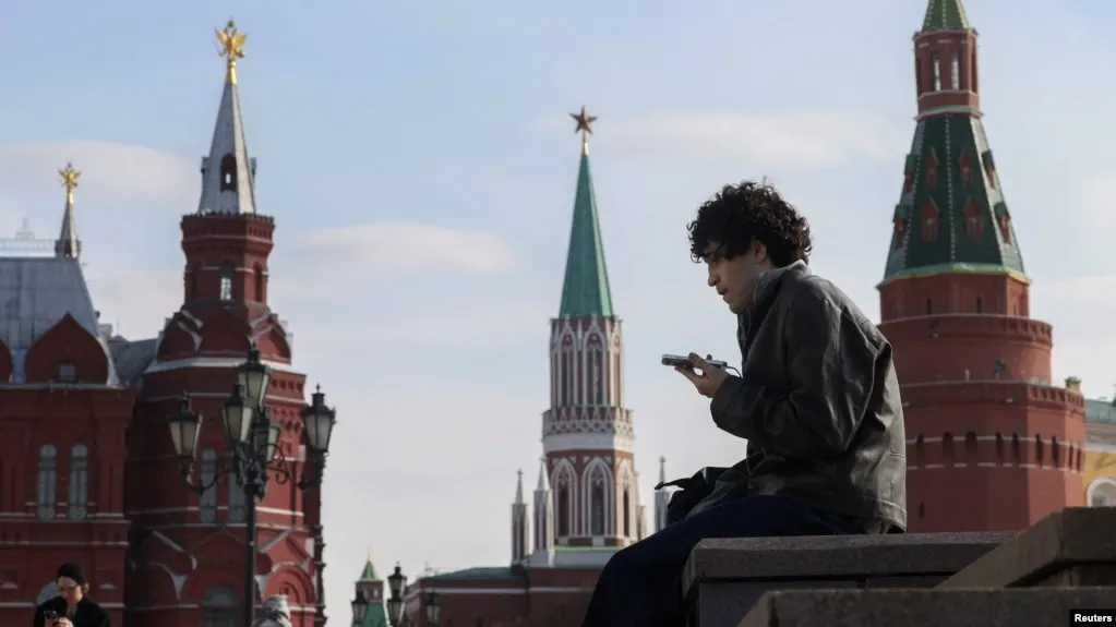 Госорганы обсуждают законопроект об идентификации детей в социальных сетях и сокращении времени онлайн до 14 лет, приводя примеры других стран.