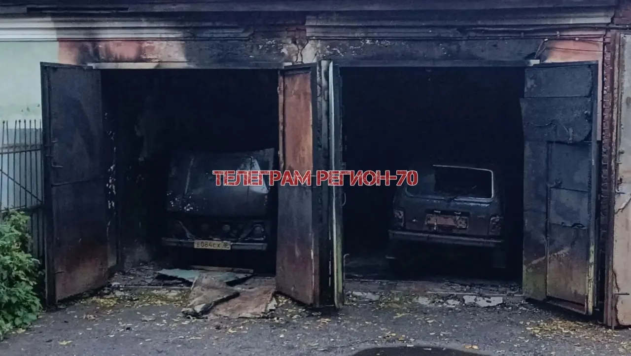 Четыре автомобиля сгорели во&nbsp;дворе гаража детской больницы в&nbsp;Томске